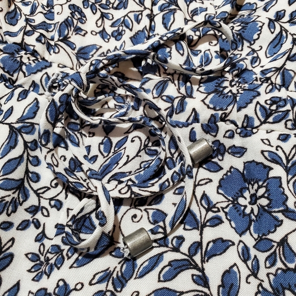 Splendid Blue and White Floral Women's Shorts - Picture 8 of 16